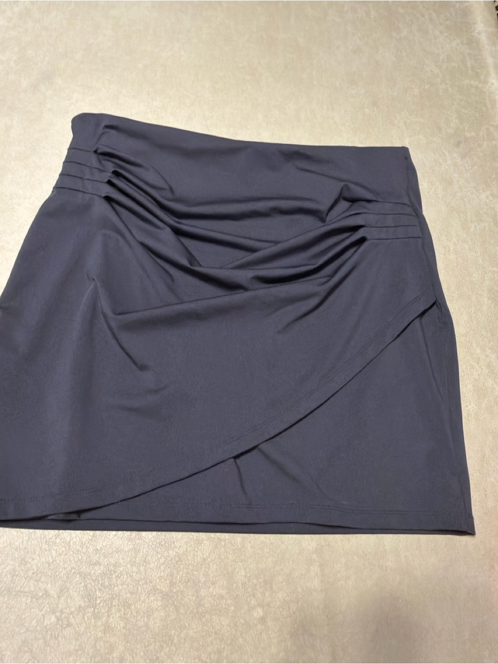 DASH by Kardashian Short Gray Stretchy  Athletic Skirt w/Ruching. Women's Size L